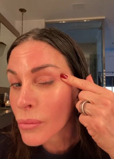 Courteney Cox : sa routine maquillage en 5 min chrono