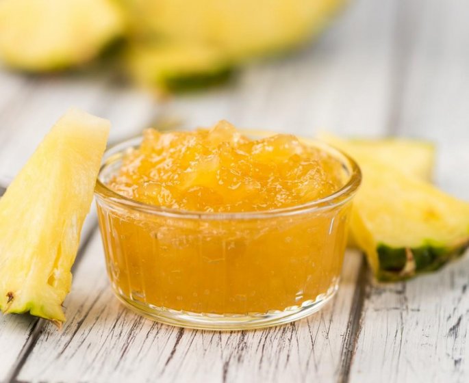 Compote d-ananas meringuee au rhum