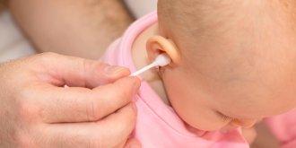 Conjonctivite De Bebe Les Soins Au Serum Physiologique