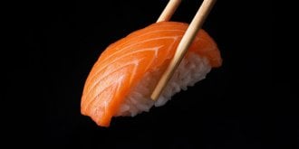 Incontinence, hallucinations, insomnie : elle mange un vieux sushi et sa vie devient un cauchemar