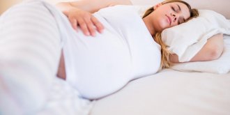 Grossesse : peut-on dormir sur le ventre ?