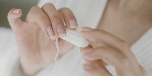 Rappel de tampons dont des morceaux peuvent se detacher au retrait et rester dans le corps