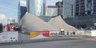 Cancer : un sein geant sur le parvis de la Defense pour informer les femmes