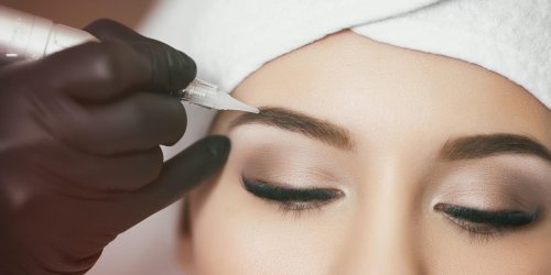 Mise en garde sur le maquillage des sourcils : ils peuvent devenir orange ou rouge !