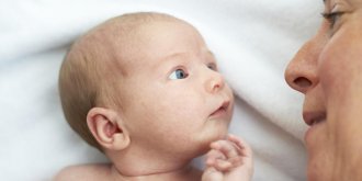 Pour etre reconnu d’un bebe, il faut se placer a sa gauche