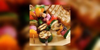 Brochettes de legumes marines aux fines herbes