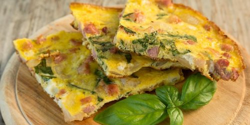 Omelette au jambon et aux fines herbes