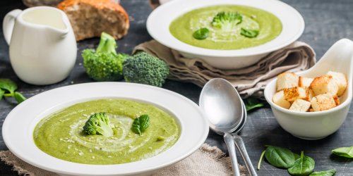 Potage brocoli courgette aux noisettes