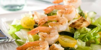 Brochettes de crevettes et de concombre