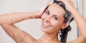 Beaute des cheveux : 3 huiles essentielles a ajouter a votre shampoing