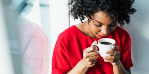 Une tasse de cafe aiderait a lutter contre les kilos en trop