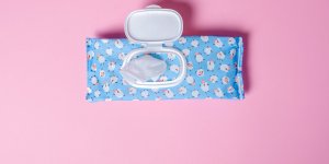 Lingettes pour bebe : certaines sont deconseillees aux enfants de moins de 3 ans