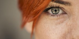 Cernes, poches, rides : 5 trucs pour booster votre regard !