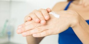 Peau seche : qu-apporte la vaseline ?