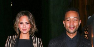 Chrissy Teigen : ras-le-bol des “gros seins”, elle dit adieu a ses implants mammaires