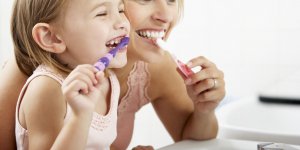 Brossage des dents, caries, bains de bouche : les bons gestes du quotidien