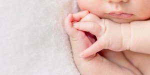 Un bebe est ne avec deux bouches et deux langues