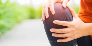 Mal au genou : arthrite ou arthrose ?