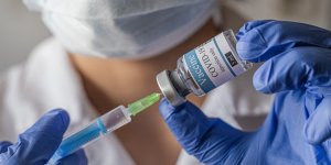 Vaccin anti-covid : Un medecin qui a eu une reaction allergique, appelle a faire attention