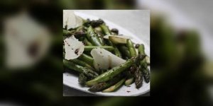 Asperges vertes roties aux olives noires 