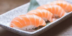 Il se retrouve avec un ver long de 2 metres apres avoir mange des sushis