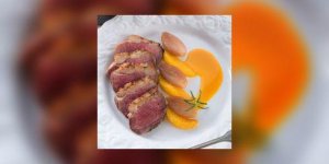 Magret de canard aux peches, riz safrane 