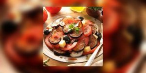 Salade d-aubergine et de tomates