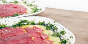 Carpaccio de thon a la coriandre et aux poivrons