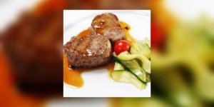 Tournedos grilles aux oignons confits, fricassee de courgettes