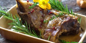 Gigot d-agneau a l-ail en chemise