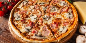 Pizza aux champignons et au jambon