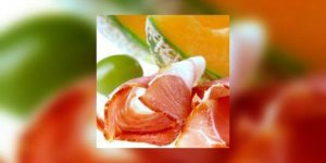 Salade melon, jambon de parme, champignons et crevettes