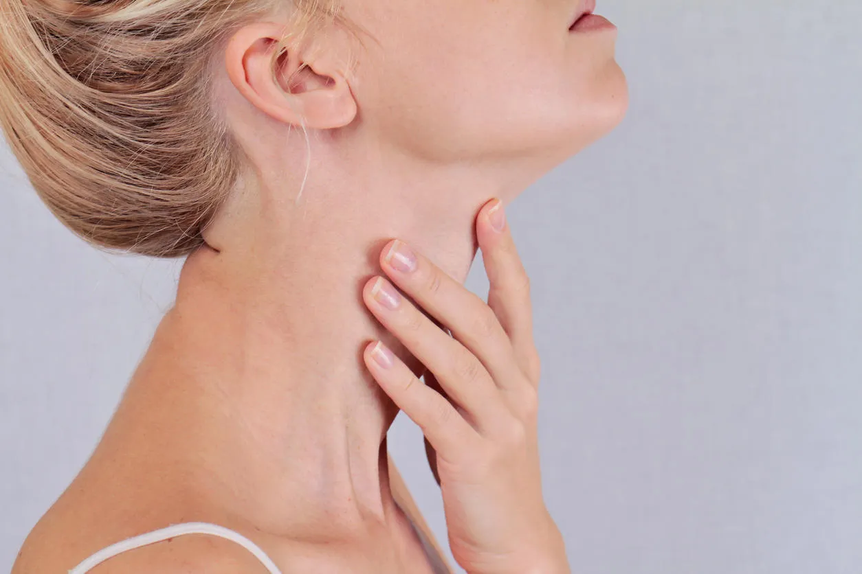 femme contrôle de la glande thyroïde femme contrôle de la glande thyroïde