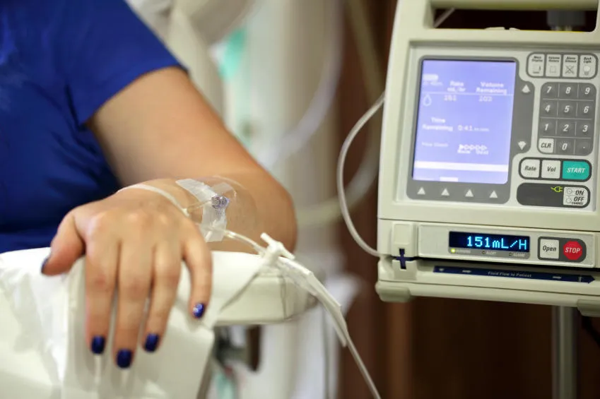 pompe à perfusion alimentant iv goutte à goutte dans le bras des patients se concentrer sur l'aiguille pompe à perfusion alimentant iv goutte à goutte dans le bras des patients se concentrer sur l'aiguille