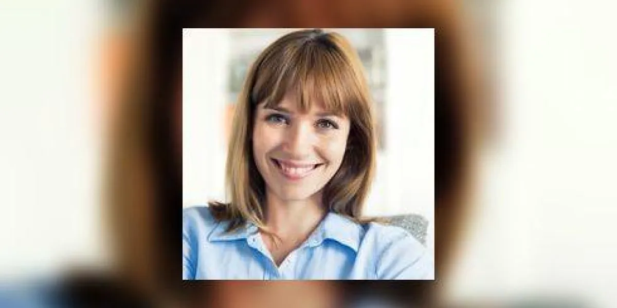 femme naturelle de trente ans assis dans la maison moderne caméra regardant filtre vintage femme naturelle de trente ans assis dans la maison moderne caméra regardant filtre vintage