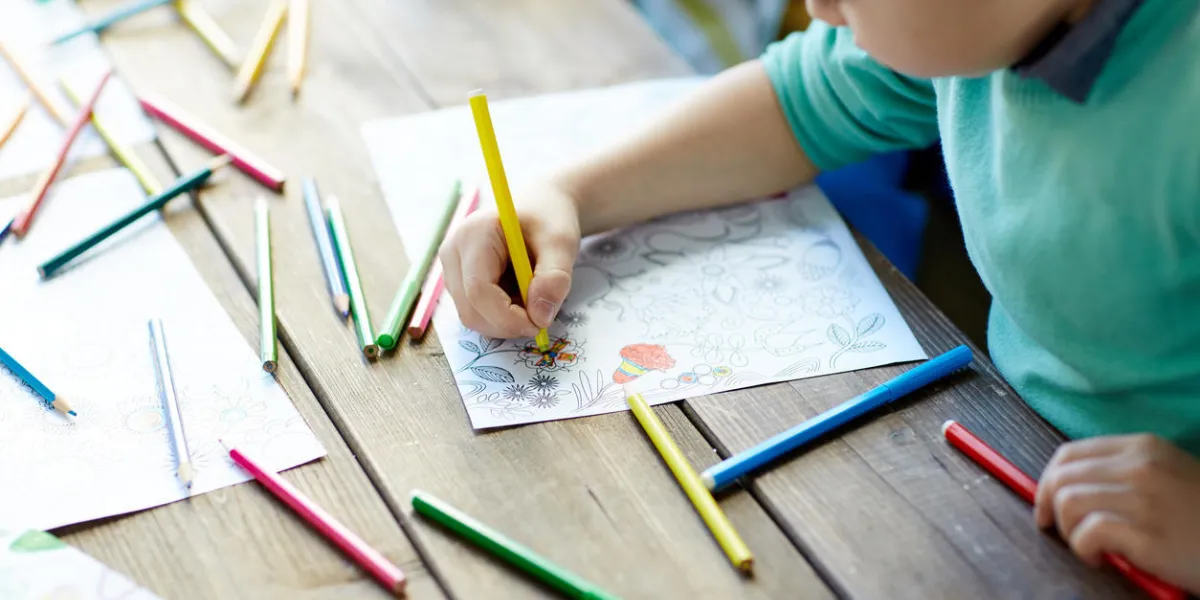 petit garçon assis et dessiner avec des crayons de couleur petit garçon assis et dessiner avec des crayons de couleur