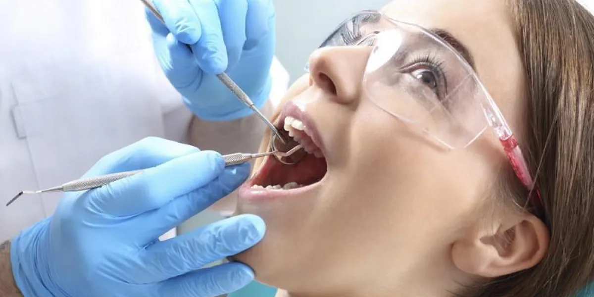 femme à la chaise du dentiste pendant une procédure dentaire femme à la chaise du dentiste pendant une procédure dentaire