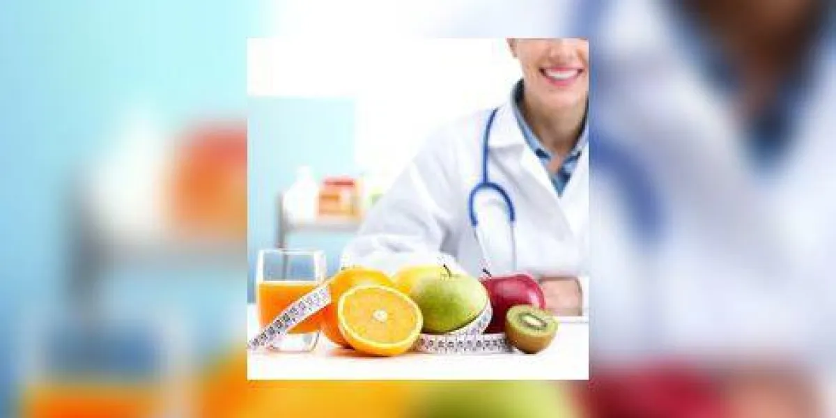 professionnel de la santé faisant la promotion d'une alimentation saine, mettant l'accent sur les fruits professionnel de la santé faisant la promotion d'une alimentation saine, mettant l'accent sur les fruits