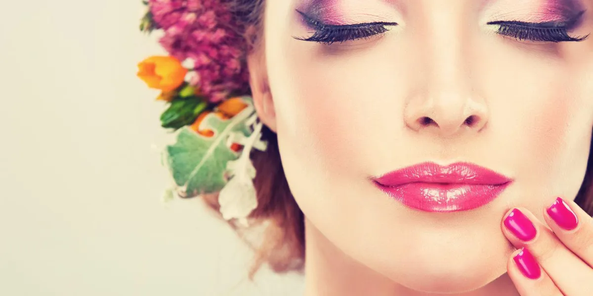 fille avec des fleurs délicates dans les cheveux et la mode ongles fuchsia fille avec des fleurs délicates dans les cheveux et la mode ongles fuchsia