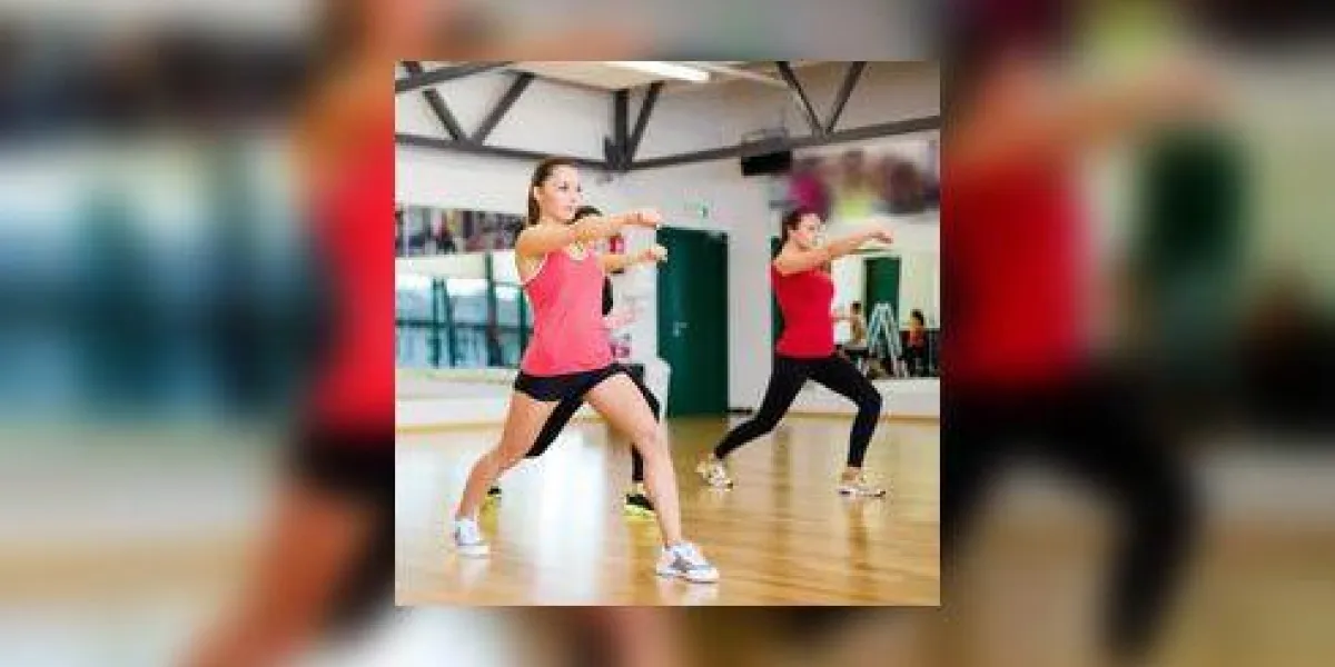 concept de fitness, sport, formation, gym et style de vie - groupe de personnes souriantes, exerçant dans la salle de gym concept de fitness, sport, formation, gym et style de vie - groupe de personnes souriantes, exerçant dans la salle de gym