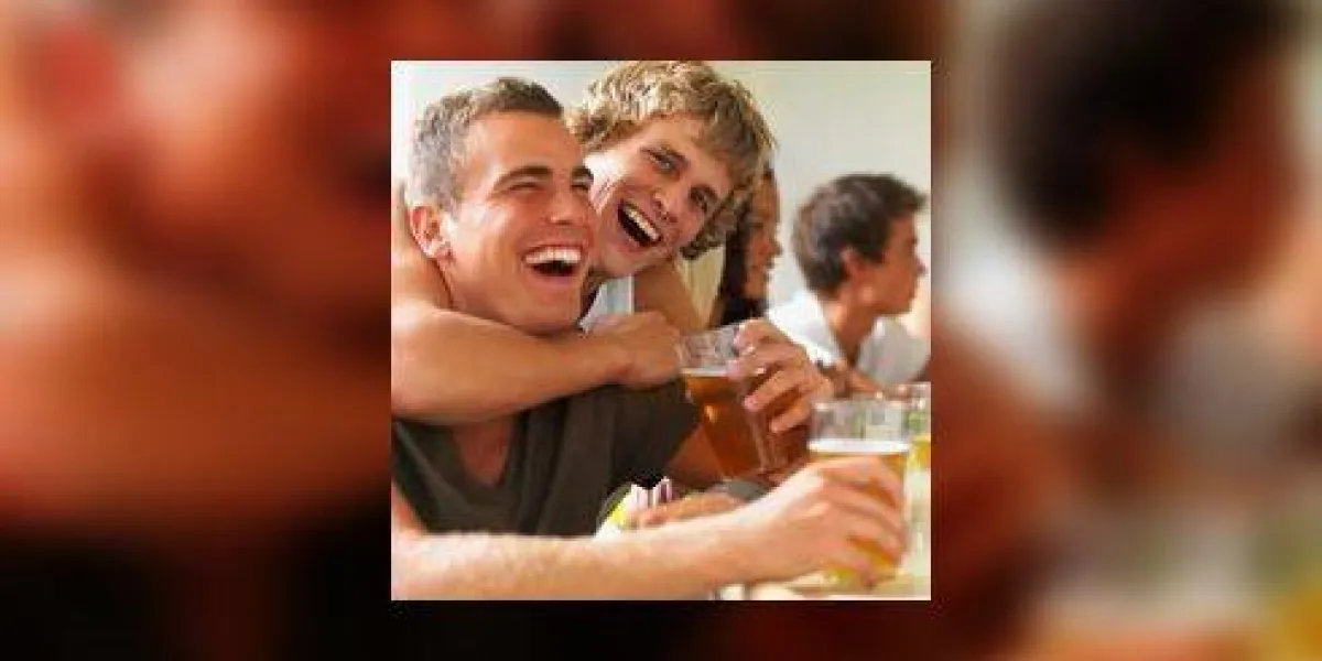 heureux jeunes garçons tenant un verre de bière et s'amuser heureux jeunes garçons tenant un verre de bière et s'amuser