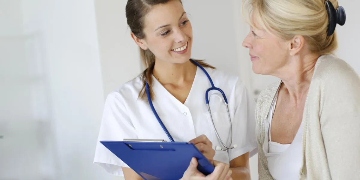 infirmière donnant une prescription à une femme âgée infirmière donnant une prescription à une femme âgée