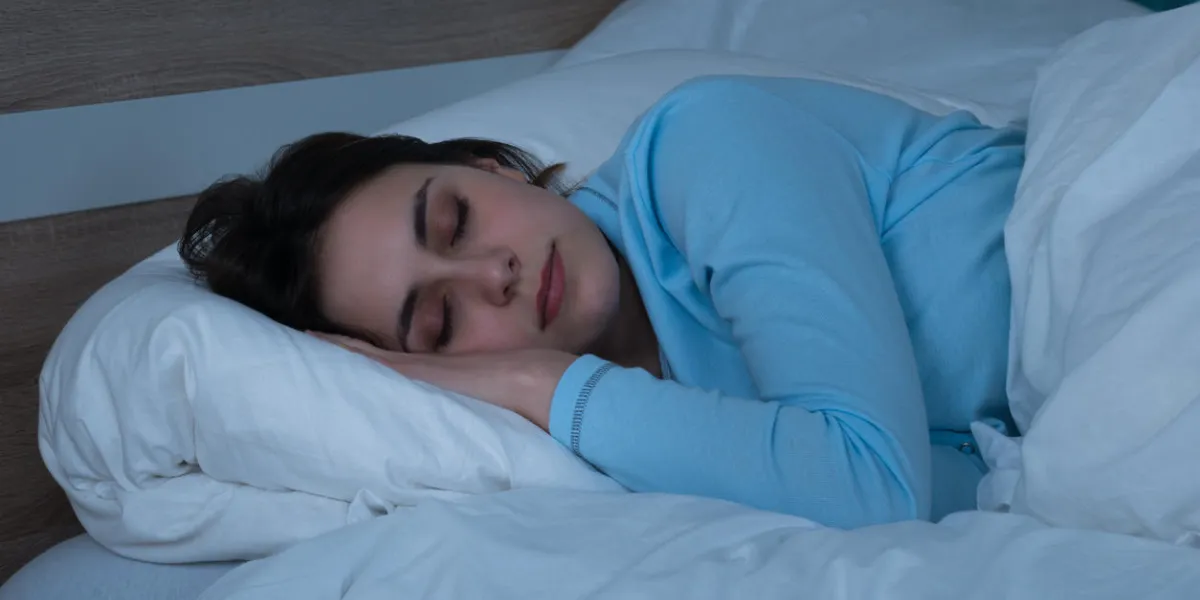 jeune femme allongée sur le lit dans sa chambre jeune femme allongée sur le lit dans sa chambre