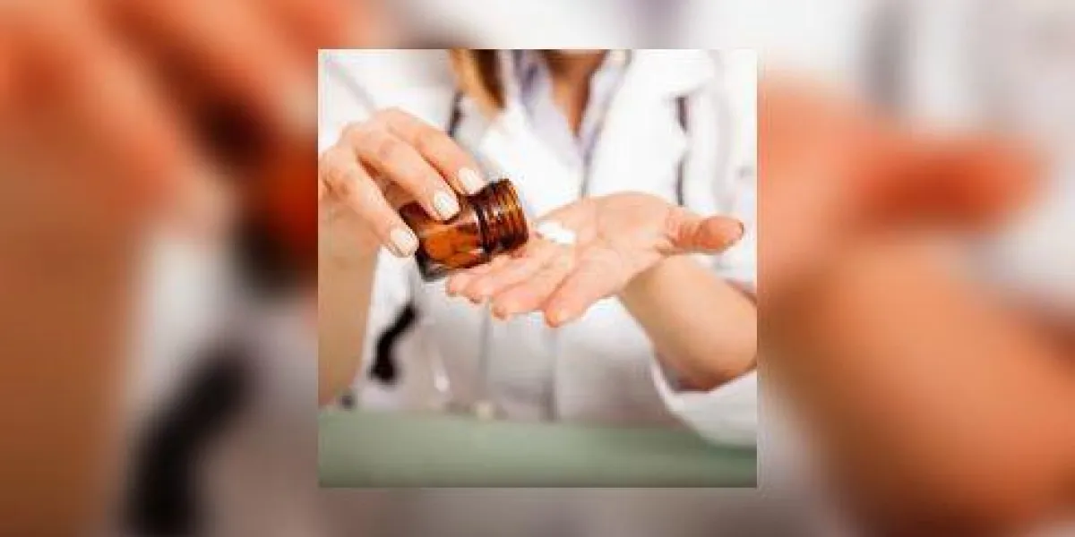 gros plan, de, a, docteur femme, verser, quelques-uns, meds, depuis, a, bouteille, sur, elle, main gros plan, de, a, docteur femme, verser, quelques-uns, meds, depuis, a, bouteille, sur, elle, main