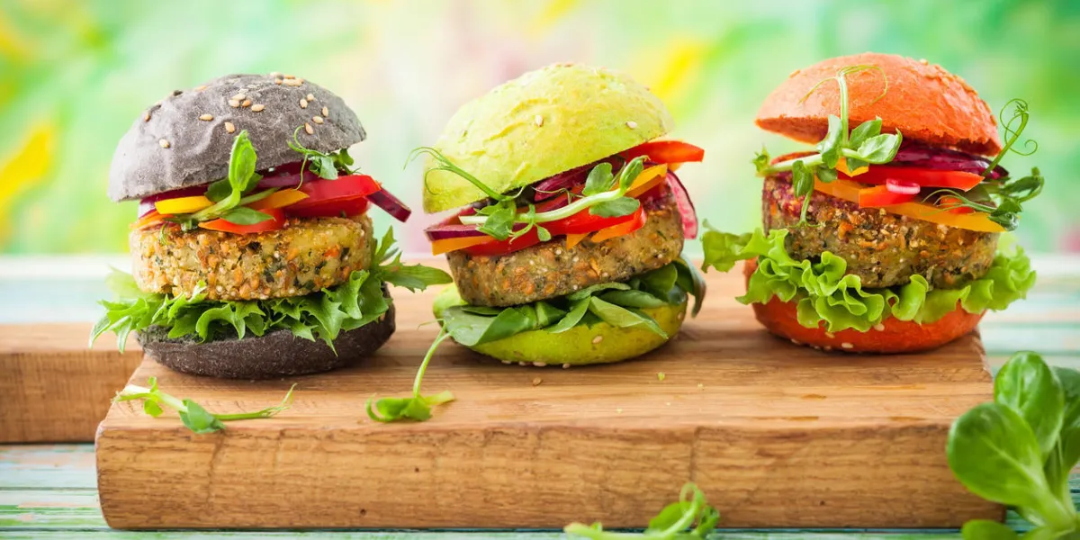mini-hamburgers rouges, verts et noirs avec quinoa et légumes mini-hamburgers rouges, verts et noirs avec quinoa et légumes