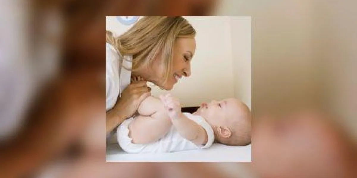 mère jouant avec fils mère jouant avec fils