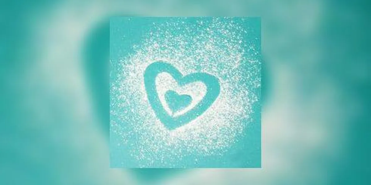 sucre en poudre dispersé en forme de coeur sucre en poudre dispersé en forme de coeur
