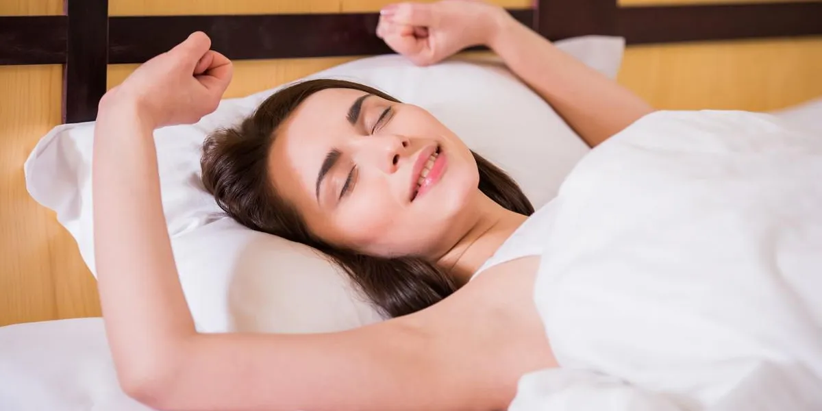 vue de dessus de jeune belle, femme se réveille pleinement reposé vue de dessus de jeune belle, femme se réveille pleinement reposé