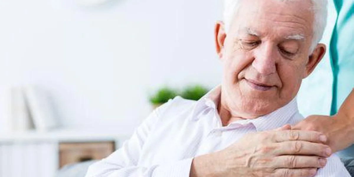 image d'un homme senior malade positif avec le soutien image d'un homme senior malade positif avec le soutien