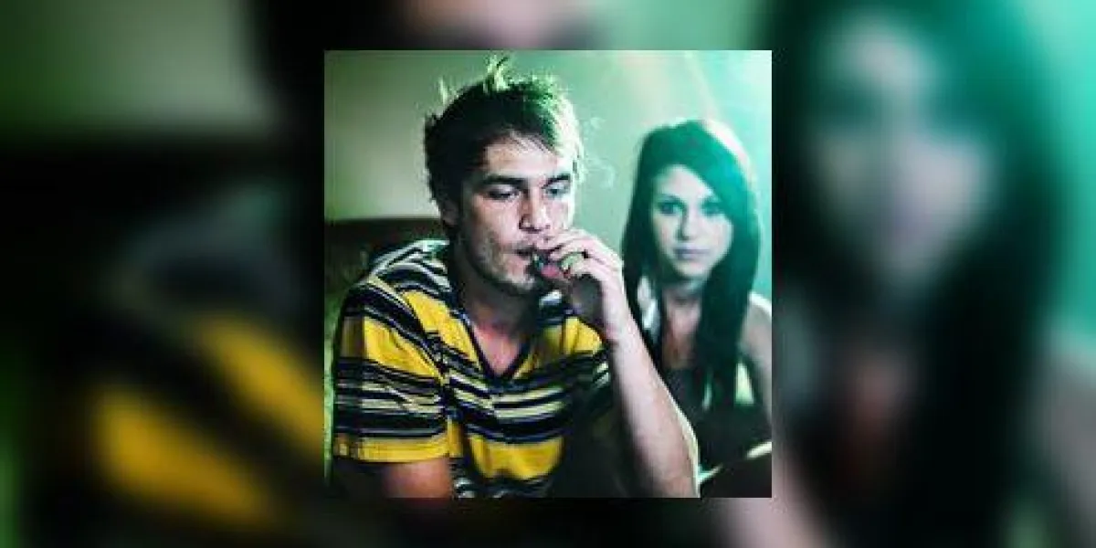 fumer un joint à la fête fumer un joint à la fête